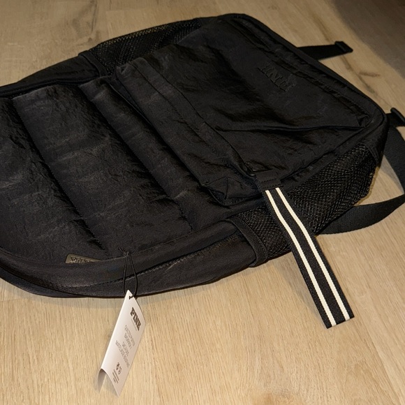 pink vs backpack in black - Picture 3 of 6